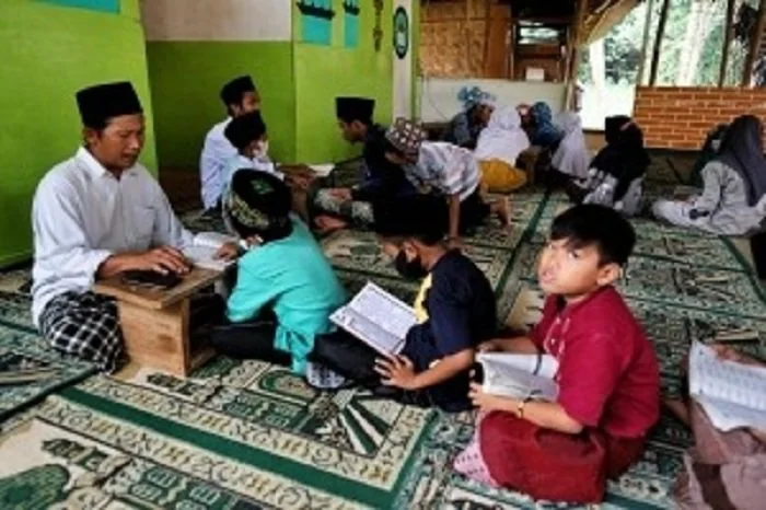 Ilustrasi guru ngaji mengajarkan anak-anak membaca Alquran. (int)