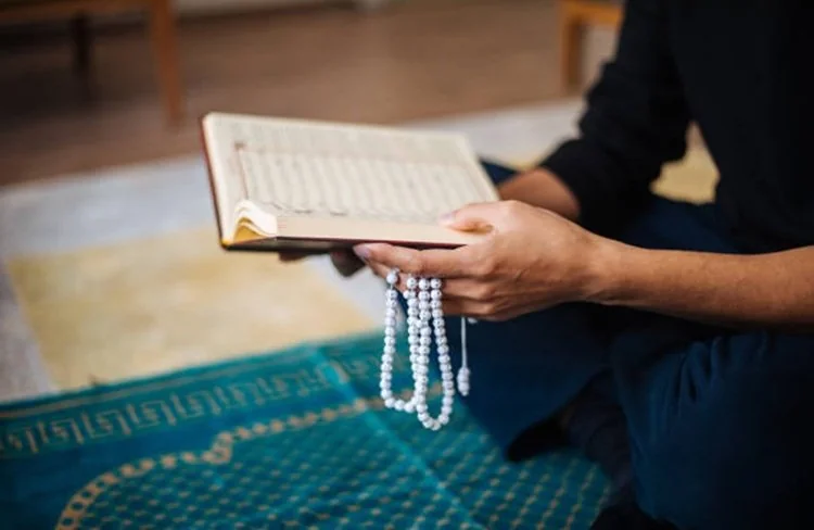 Simak tujuh surat dan ayat Alquran yang dapat dibaca untuk menenangkan hati, menguatkan iman, serta mendekatkan diri kepada Allah SWT saat menghadapi kecemasan. (Foto: iStockphoto/Ilustrasi)