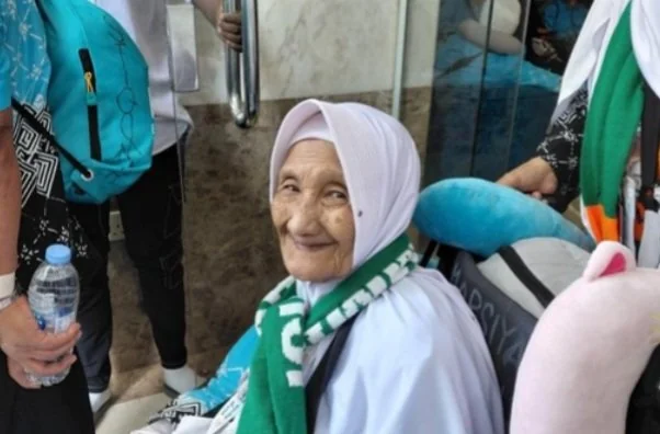 Mbah Marsiyah, jemaah haji tertua Indonesia berusia 104 tahun, tetap sehat selama di Tanah Suci tanpa keluhan sakit sama sekali. (Foto: Dok Media Center Haji 2026)