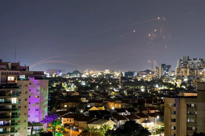 Serangan roket hamas ke Tel Aviv 31 Desember 2023 malam (Foto:Reuters)