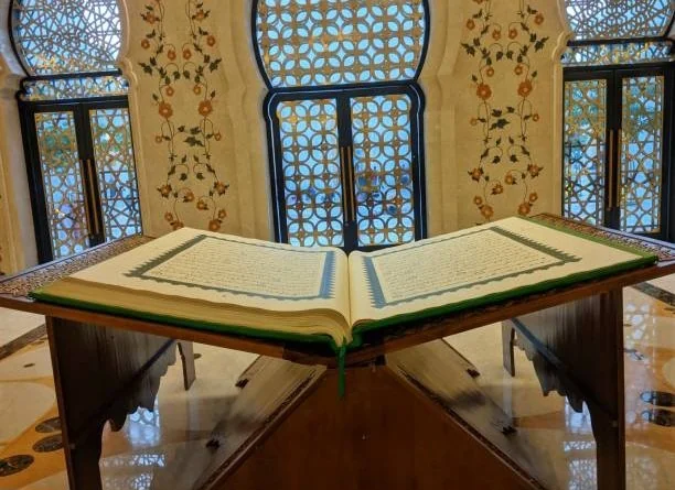 Simak cara Nabi Muhammad SAW membaca Alquran berdasarkan hadis sahih. Dari bacaan yang jelas, tartil, hingga suara merdu yang menggetarkan hati. (Foto: iStockphoto/Ilustrasi)