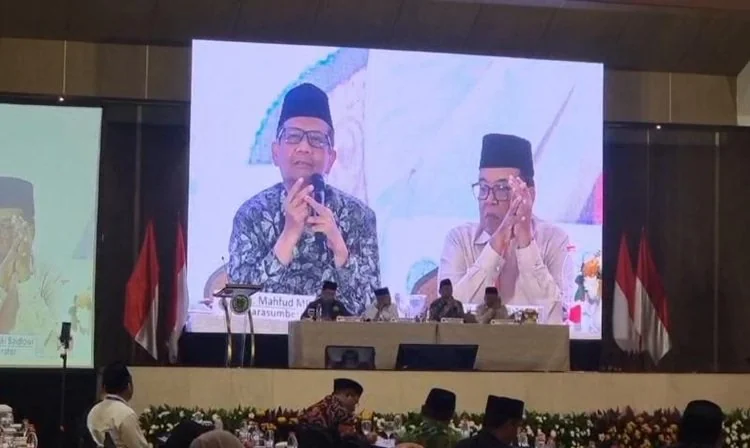 Mahfud MD menegaskan Indonesia bukan negara Islam, melainkan negara Islami. Menurutnya, fokus bangsa kini adalah penegakan hukum dan pengentasan kemiskinan. (Foto: Istimewa)