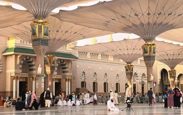 Masjid Nabawi awalnya dibangun Rasulullah SAW dengan lantai tanah dan atap pelepah kurma. Simak sejarah perluasan dan keutamaannya dalam Islam. (FOTO: Dok MCH)