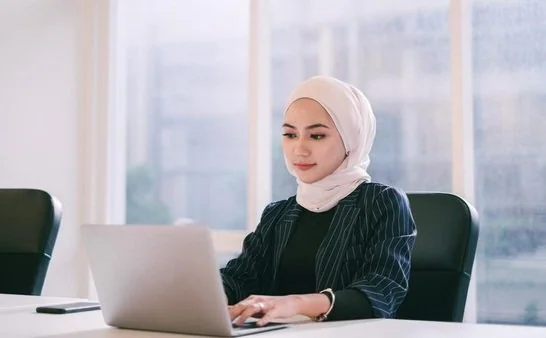 ILUSTRASI - Hukum istri ikut mencari nafkah dalam Islam diperbolehkan. Simak ketentuan bekerja, izin suami, kewajiban rumah tangga, dan sumber penghasilan. (Foto: Getty Images)