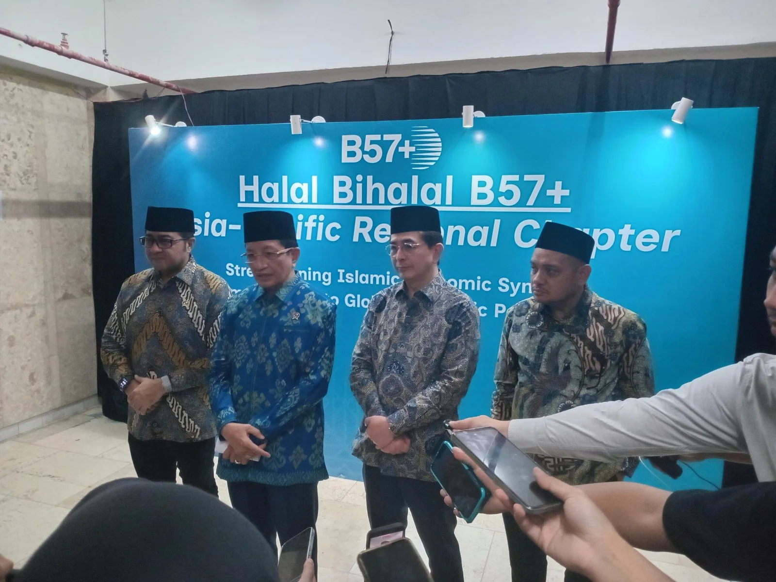 Ketua B57+ Asia Pacific Arsjad Rasjid (kedua dari kanan) menekankan peran ekonomi sebagai jembatan perdamaian di tengah konflik global. (Foto: Serambi Muslim/Adi Subchan)