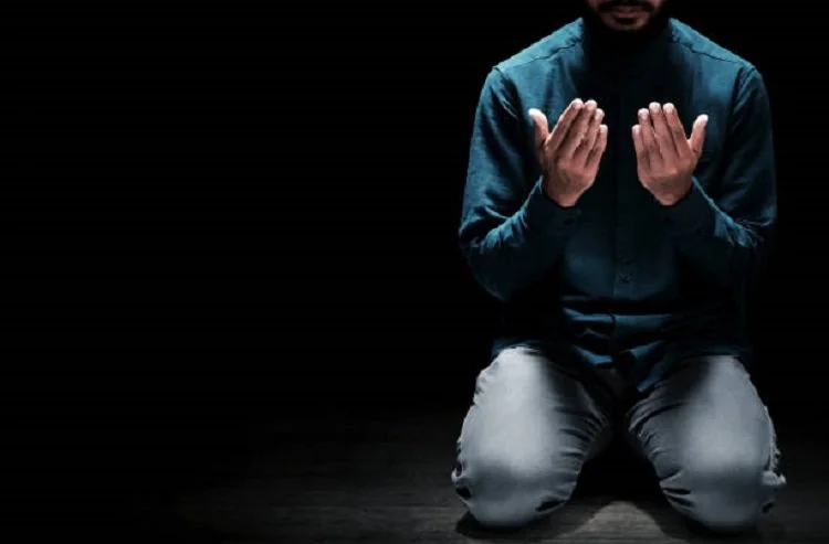 Salat tahajud merupakan ibadah sunnah yang dikerjakan pada malam hari setelah seseorang bangun dari tidurnya. (Foto: iStockphoto/Ilustrasi)