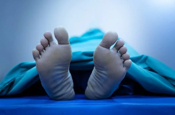Tata cara menuntun orang sakaratul maut mengucapkan syahadat serta amalan yang dianjurkan keluarga saat mendampinginya. (FOTO: iStockphoto/Ilustrasi)