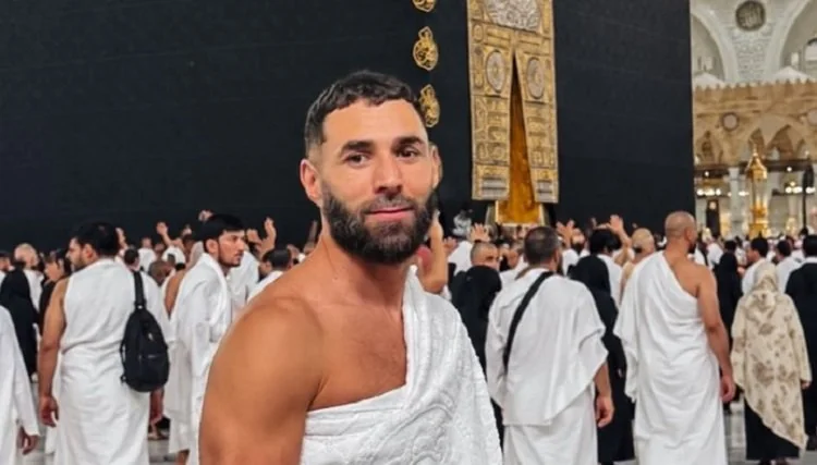 Karim Benzema membagikan momen usai menjalani umrah di Makkah. Ia mengunggah foto mengenakan ihram dengan latar Ka'bah. (Foto: Instagram @karimbenzema)