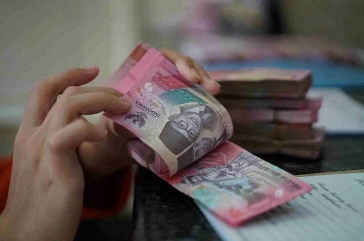Rupiah ditutup melemah ke Rp16.892 per dolar AS di tengah konflik Timur Tengah dan revisi outlook Fitch. Analis memprediksi rupiah berpotensi mendekati Rp17.000. (Foto: Kabarbursa.com/Ilustrasi)