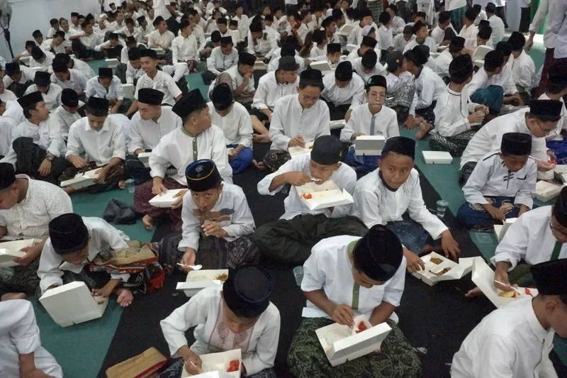 Menko Pangan Zulkifli Hasan menyatakan siswa Muslim akan menerima makanan kering dalam program Makan Bergizi Gratis selama Ramadan. (Foto: Int/Ilustrasi)