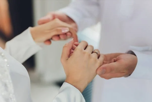 Teladan Nabi Muhammad SAW dalam memperlakukan istri saat haid. Islam melarang jima’, namun tetap menekankan kasih sayang dan penghormatan. (Foto: iStockphoto/Ilustrasi)
