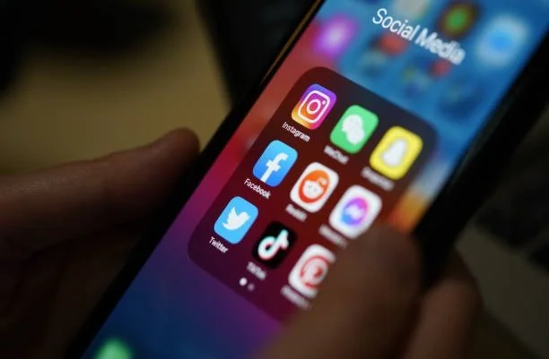 Ateisme berkembang melalui ruang digital dan menghadirkan tantangan baru bagi iman generasi muda Muslim. (FOTO: iStockphoto/ILUSTRASI)