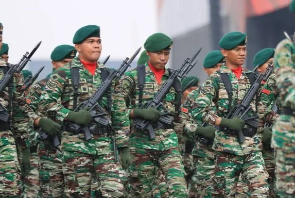 Media Israel melaporkan Indonesia tetap kirim 500 TNI ke Gaza, namun pemerintah memastikan seluruh rencana misi masih ditangguhkan sambil menunggu perkembangan situasi Timur Tengah. (Foto: iStockphoto/Ilustrasi)