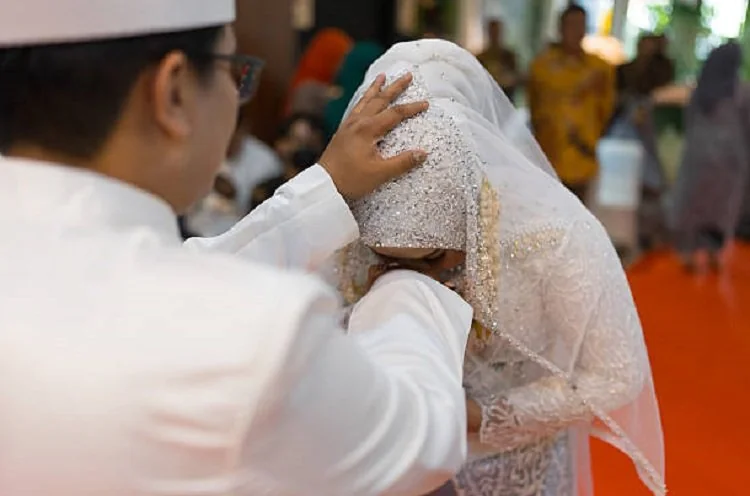 Kakanwil Kemenhaj Jawa Tengah menyarankan mahar pernikahan berupa porsi haji senilai Rp25 juta sebagai investasi ibadah di tengah panjangnya antrean haji. (Foto: iStockphoto/Ilustrasi)