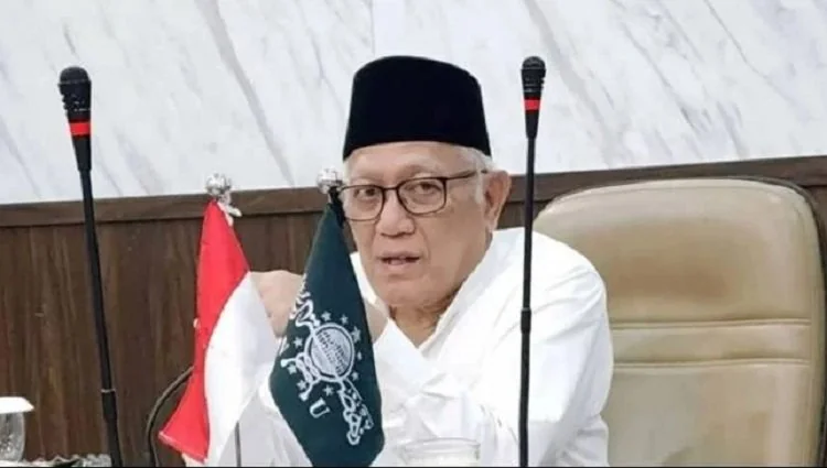 Gus Kikin menandatangani kontrak jam’iyah setelah terpilih sebagai Ketua Umum PBNU 2026-2031 dalam Muktamar Ke-35 NU. (Foto: Istimewa)