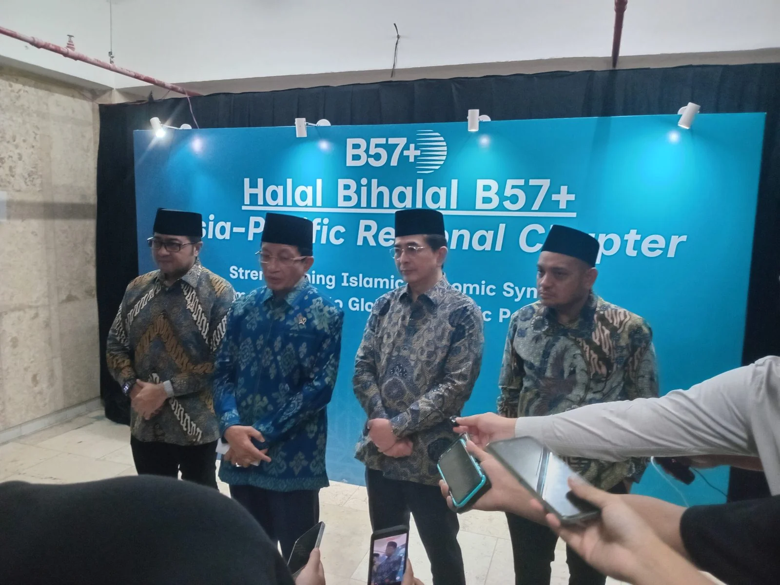 Pemerintah siapkan KUR berbasis kekayaan intelektual Rp10 triliun untuk pelaku ekonomi kreatif dengan plafon hingga Rp500 juta. Hal itu diungkapkan Menteri Ekonomi Kreatif Teuku Riefky Harsya (paling kiri) di acara Halal Bihalal B57+ Asia Pacific Chapter