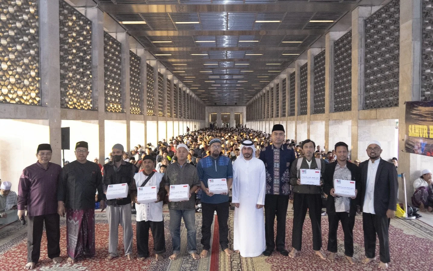 Wakaf Ramadan dari UEA melalui Kedutaan Besar UEA disalurkan di Masjid Istiqlal dalam bentuk 5.000 paket takjil bagi jamaah berbuka puasa. (Foto: Istimewa)