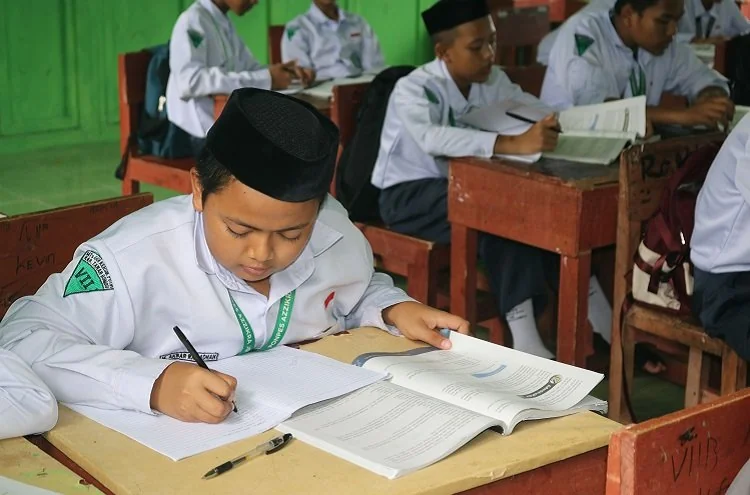 Kemenag mendorong pesantren yang belum berizin segera mengurus legalitas. Biaya PBG menjadi salah satu kendala yang dihadapi pesantren. (FOTO: Pexels/ILUSTRASI)