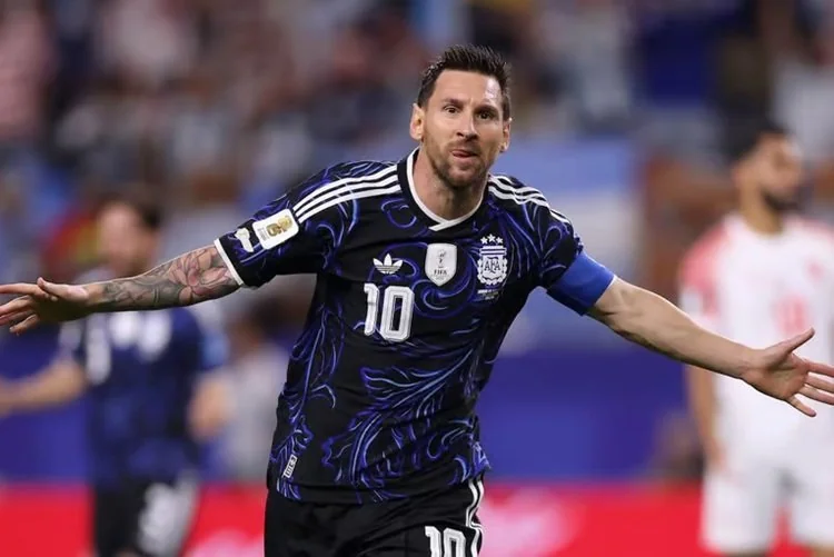 Lionel Messi tetap beragama non-Muslim. Simak sejumlah akhlaknya yang selaras dengan nilai Islam beserta dalil Alquran dan hadits. (Foto: Getty Images)