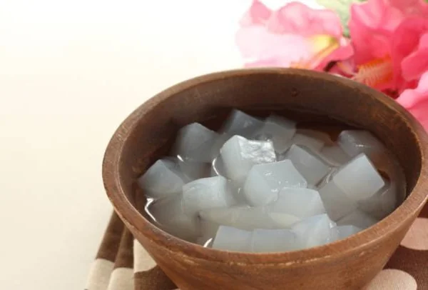 Nata de coco kerap dibuat menggunakan urea dan ZA dalam proses fermentasi. Apakah masih halal dan aman dikonsumsi? Simak penjelasan ahli dan MUI. (Foto: iStockphoto/Ilustrasi)