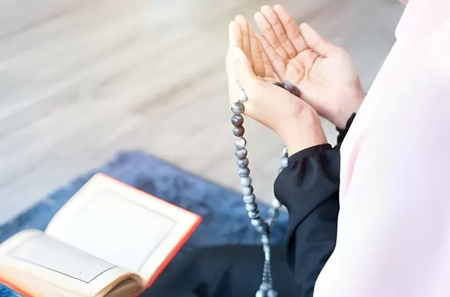 Simak bacaan doa akhir tahun Hijriah lengkap dalam tulisan Arab, latin dan artinya, serta waktu yang dianjurkan untuk membacanya menjelang 1 Muharram. (Foto: Int/Ilustrasi)