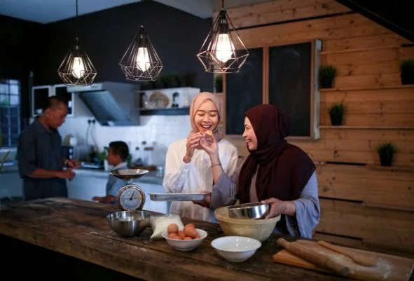 Dalam Islam, anak yang telah mampu secara ekonomi wajib menafkahi kedua orang tuanya apabila mereka berada dalam kondisi tidak mampu. (Foto: Int/Ilustrasi)
