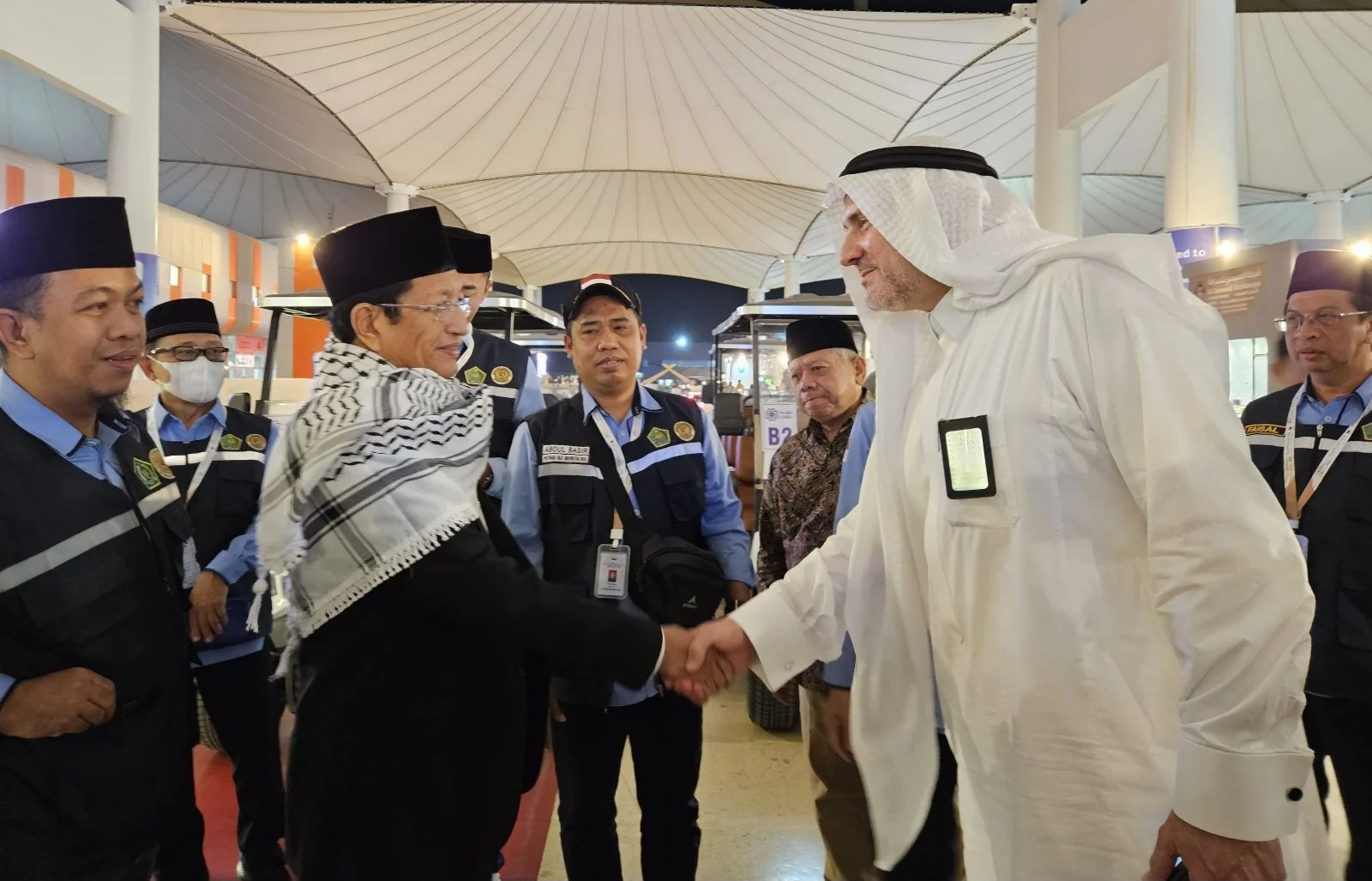 Ini versi caption yang lebih padat dan tetap informatif: **Menteri Agama Nasaruddin Umar tiba di Bandara King Abdulaziz, Jeddah, Kamis (29/5/2025) malam dan disambut Duta Besar RI Abdulaziz, Dirjen Haji Hilman Latief, Konjen Yusron B. Ambary, serta petuga