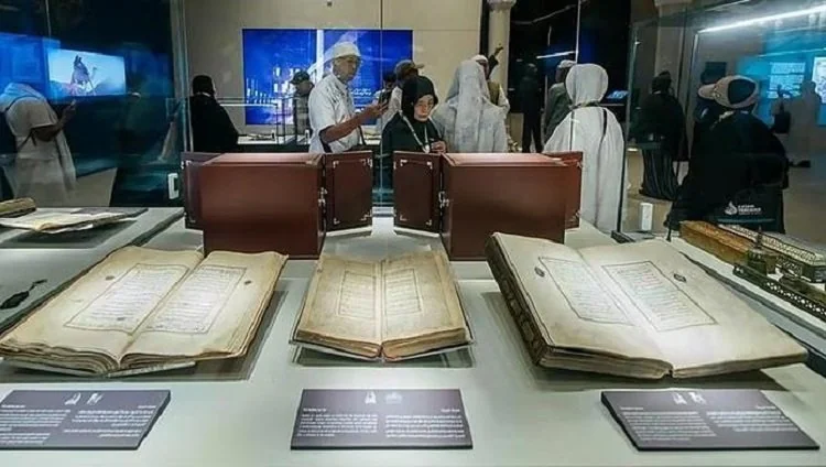 Manuskrip Alquran berusia lebih dari 400 tahun dipamerkan di Museum Alquran Suci Makkah. Mushaf kuno ini menampilkan kaligrafi indah, dekorasi emas, dan warisan seni Islam bernilai tinggi. (Foto: Gulf News Via SPA)