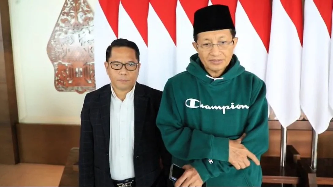 Menag Nasaruddin Umar (kanan) didampingi Sekjen Kemenag Kamaruddin Amin (kiri) di Bandara Soetta