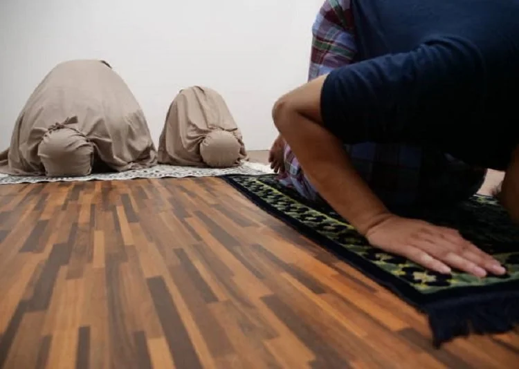 Imam Al-Ghazali menjelaskan enam adab imam saat memimpin sholat berjamaah, mulai dari takbiratul ihram hingga mengucapkan salam. (Foto: iStockphoto/Ilustrasi)