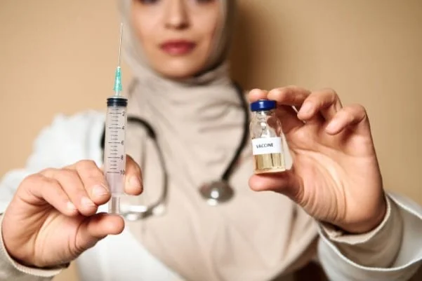 Arab Saudi merekomendasikan tiga vaksin wajib bagi jamaah haji, yakni meningitis, COVID-19, dan influenza. Vaksin harus diterima sebelum puncak haji. (Foto: iStochphoto/Ilustrasi)