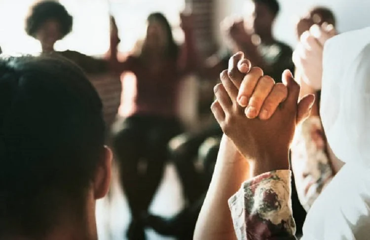 Kenali 5 ciri teman yang membawa keburukan menurut Islam, mulai dari mengajak maksiat hingga tidak mengingatkan saat berbuat salah. (FOTO: iStockphoto/ILUSTRASI)
