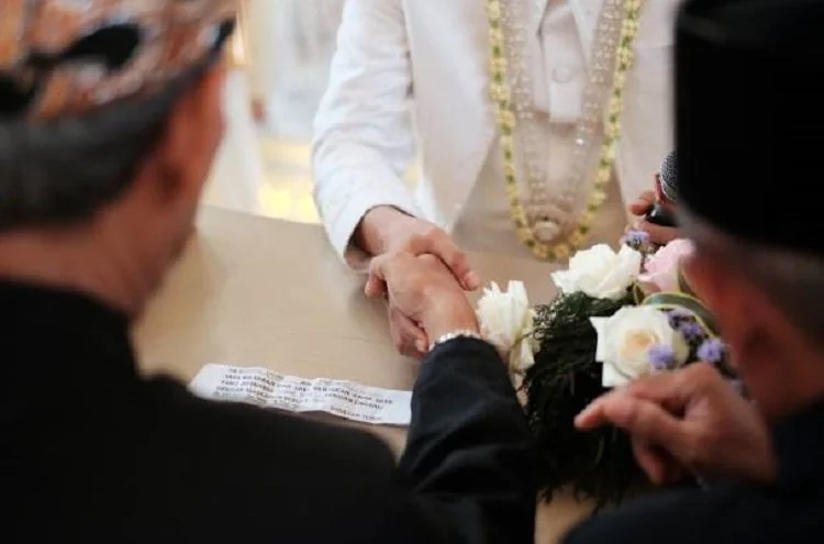 Islam memandang pernikahan tidak semata soal harta. Simak penjelasan Buya Yahya tentang menikah meski belum memiliki banyak harta. (Foto: iStockphoto/Ilustrasi)