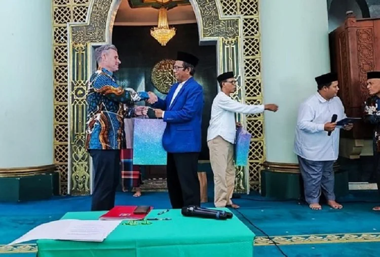 Dosen Fakultas Hukum UII asal Amerika Serikat, Christopher Michael Cason, resmi memeluk Islam setelah sembilan tahun mengajar. Ikrar syahadat dipandu Mahfud MD. (Foto: Dok UII)