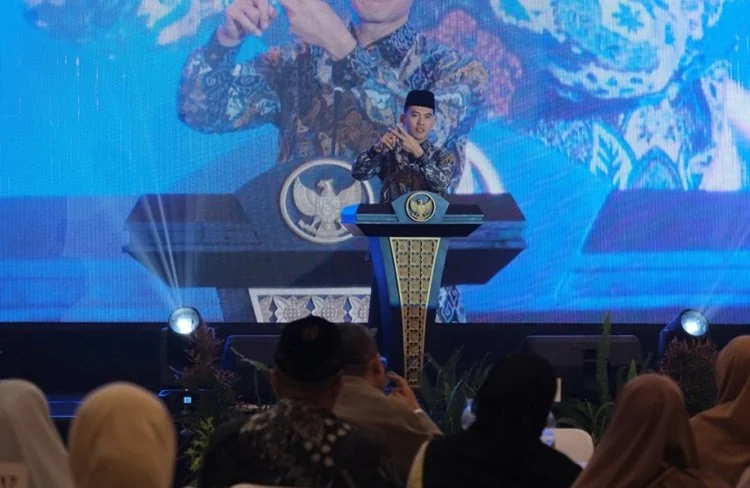 Ketua MUI Prof. KH Asrorun Ni’am Sholeh mendorong Gen Z menjadi motor literasi halal melalui inovasi platform digital di tengah maraknya konsumsi berbasis aplikasi daring. (Foto:; Dok MUI)