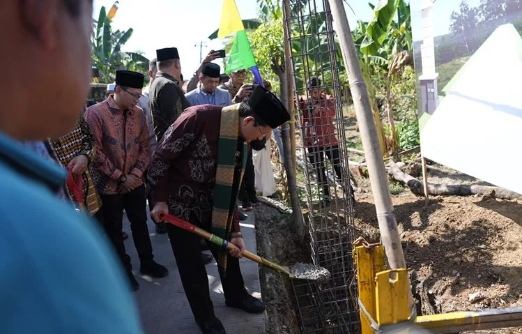 Menteri Agama (Menag) RI Nasaruddin Umar bersama Wali Kota Makassar Munafri Arifuddin melakukan peletakan batu pertama pembangunan Gerbang Moderasi Indonesia di kawasan Bumi Tamalanrea Permai (BTP) Blok AC Telkom, Barua, Biringkanaya, Kamis (9/7/2026). (F