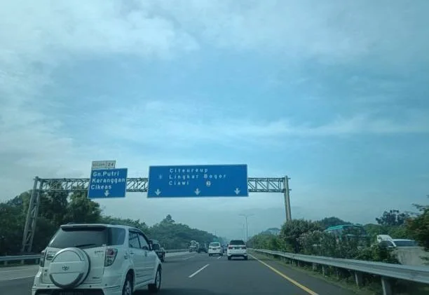 Jelang H-4 Lebaran 2026, arus mudik di Tol Cipali arah Cirebon meningkat hingga 22,2 persen. Pengguna jalan diimbau batasi waktu istirahat di rest area. (Foto: iStockphoto/Ilustrasi)