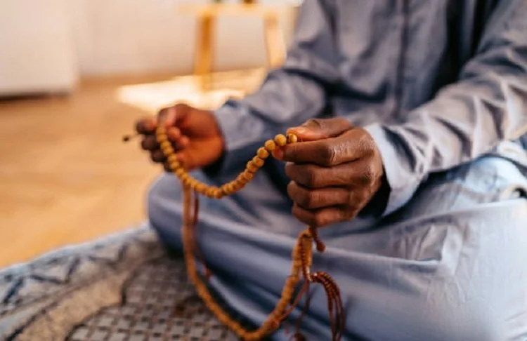 Tujuh amalan pembuka pintu rezeki menurut Al-Qur'an dan hadis, mulai dari istigfar, sedekah, silaturahmi, hingga doa memohon keberkahan. (Foto: iStock/Ilustrasi)