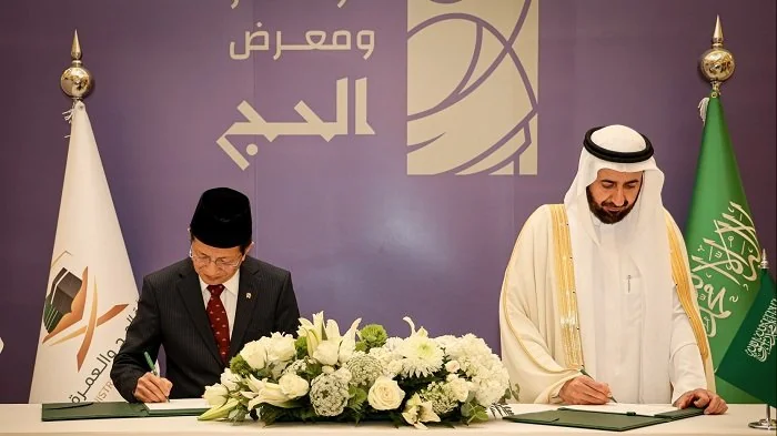 Menag Nasaruddin Umar bersama Menteri Haji dan Umrah Arab Saudi Tawfiq F. Al-Rabiah sedang menandatangani MoU Perhajian 1446 H/2025 M, Minggu (12/1/2025). (Foto : Kemenag)