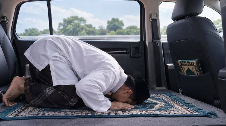 ILUSTRASI - Salat di kendaraan memiliki ketentuan berbeda antara salat sunnah dan wajib. Simak aturan arah kiblat, hukum, dan tata cara pelaksanaannya. (Foto: Chatgpt/Serambi Muslim)