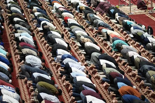 Shalat Iduladha 1447 H di Masjid Istiqlal mengusung tema spirit kurban dan dihadiri Wapres Gibran serta ribuan jamaah dengan pengamanan ketat. (Foto: iStockphoto/Ilustrasi)