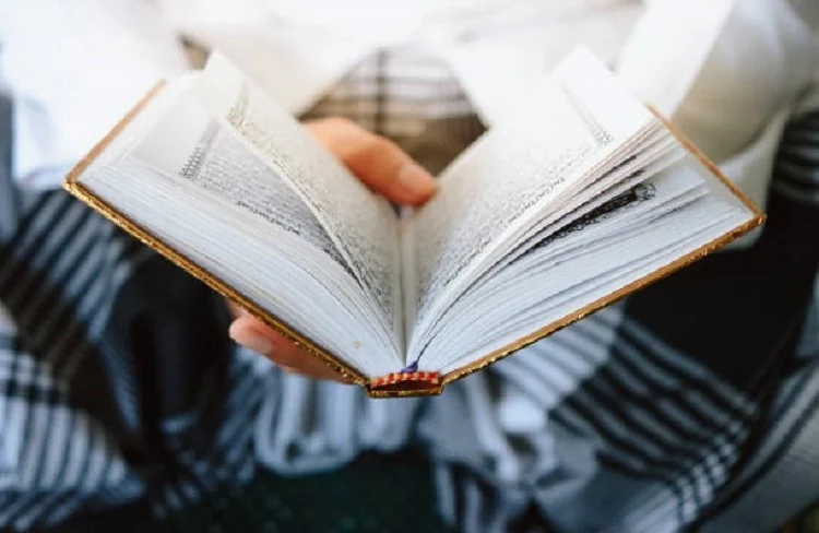 Amalan Maulid Nabi yang dapat dilakukan, mulai membaca Alquran, sedekah, zikir, hingga bacaan Sholawat Ibrahimiyah dan Nariyah. (Foto:; iStockphoto)