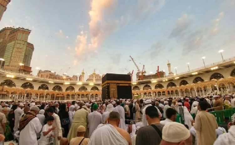 Jemaah haji yang kembali dari Mina mulai memadati Masjidil Haram untuk melaksanakan Tawaf Wada. Otoritas memperkuat pengaturan arus dan layanan bagi jemaah. (Foto: iStockphoto/Ilustrasi)