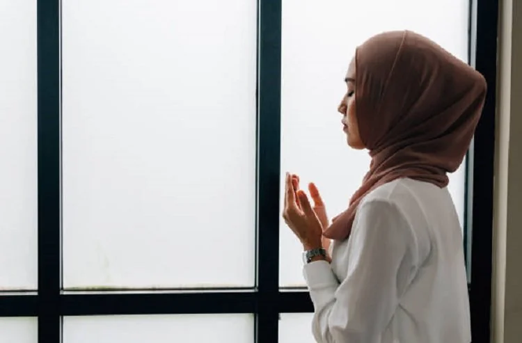 Dalam ajaran Islam, doa menjadi salah satu bentuk ikhtiar spiritual ketika menghadapi kesulitan. Rasulullah SAW juga mengajarkan doa untuk memohon pahala atas musibah, meminta pengganti yang lebih baik, serta memohon kemudahan ketika menghadapi persoalan.