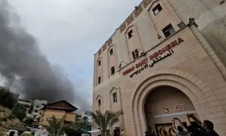Pemerintah Indonesia mengecam pemasangan spanduk “Rising Lion” oleh pasukan Israel di RS Indonesia Gaza dan menyebutnya sebagai tindakan provokatif. (Foto: Reuters)