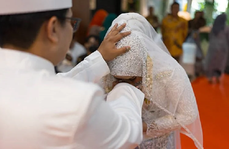 ILUSTRASI - Bolehkah istri menggunakan nama suami setelah menikah? Simak pandangan Islam dan penjelasan Buya Yahya tentang nasab. (Foto: iStockphoto)