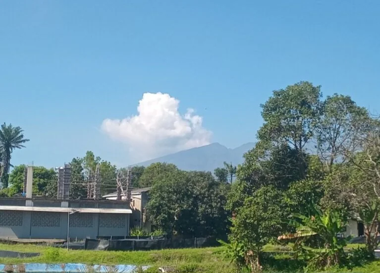 BMKG mengeluarkan peringatan dini cuaca untuk Jabodetabek pada hari Lebaran Idulfitri 1447 H. Sejumlah wilayah berstatus waspada hujan sedang hingga lebat. (Foto: Adi Subchan/Serambi Muslim)
