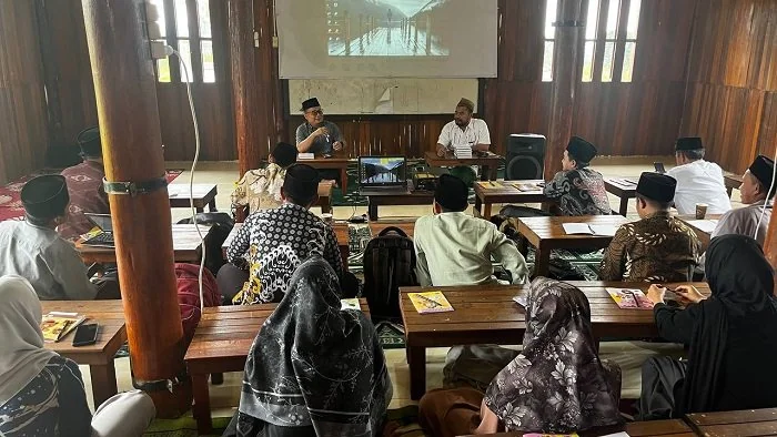 Dir GTK Thobib Al Asyhar sapa guru di kawasan pegunungan Moga. (Foto : Kemenag)
