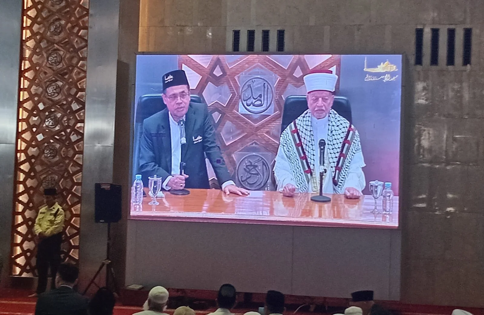 Imam Besar Masjidil Aqsa Syekh Muhammad Hussein menyerukan persatuan umat Islam dan dukungan bagi kemerdekaan Palestina dari Masjid Istiqlal. (Foto: Serambi Muslim/ADI SUBCHAN)