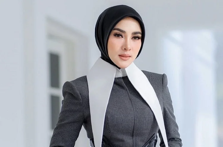 Penyanyi Syahrini mengungkap doa sapu jagat yang rutin dibacanya setelah salat. Ia juga membagikan kebiasaan ibadah yang dijalaninya. (Foto: Instagram @princessyahrini)